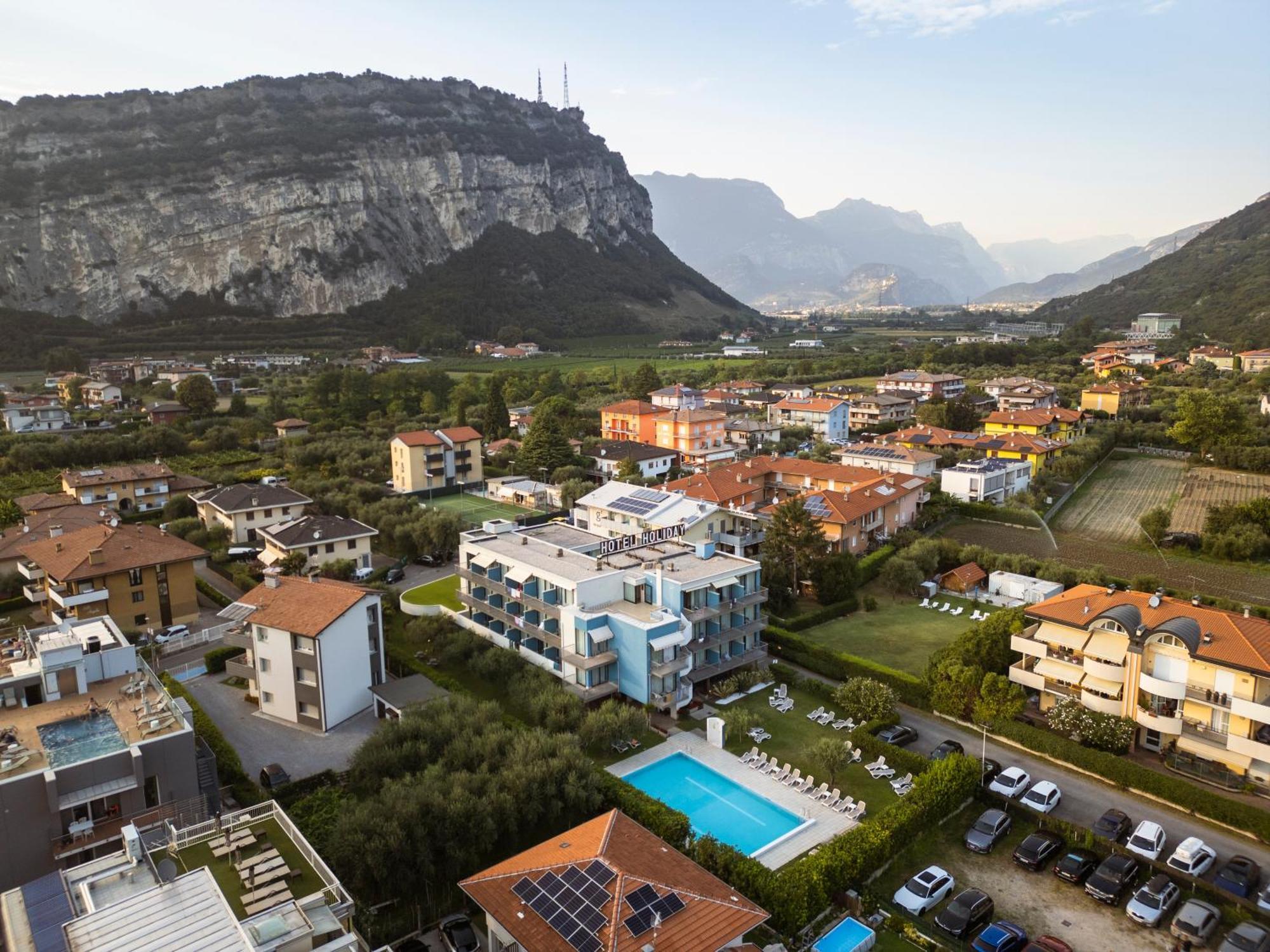 Hotel Holiday Sport & Relax Torbole Sul Garda Esterno foto