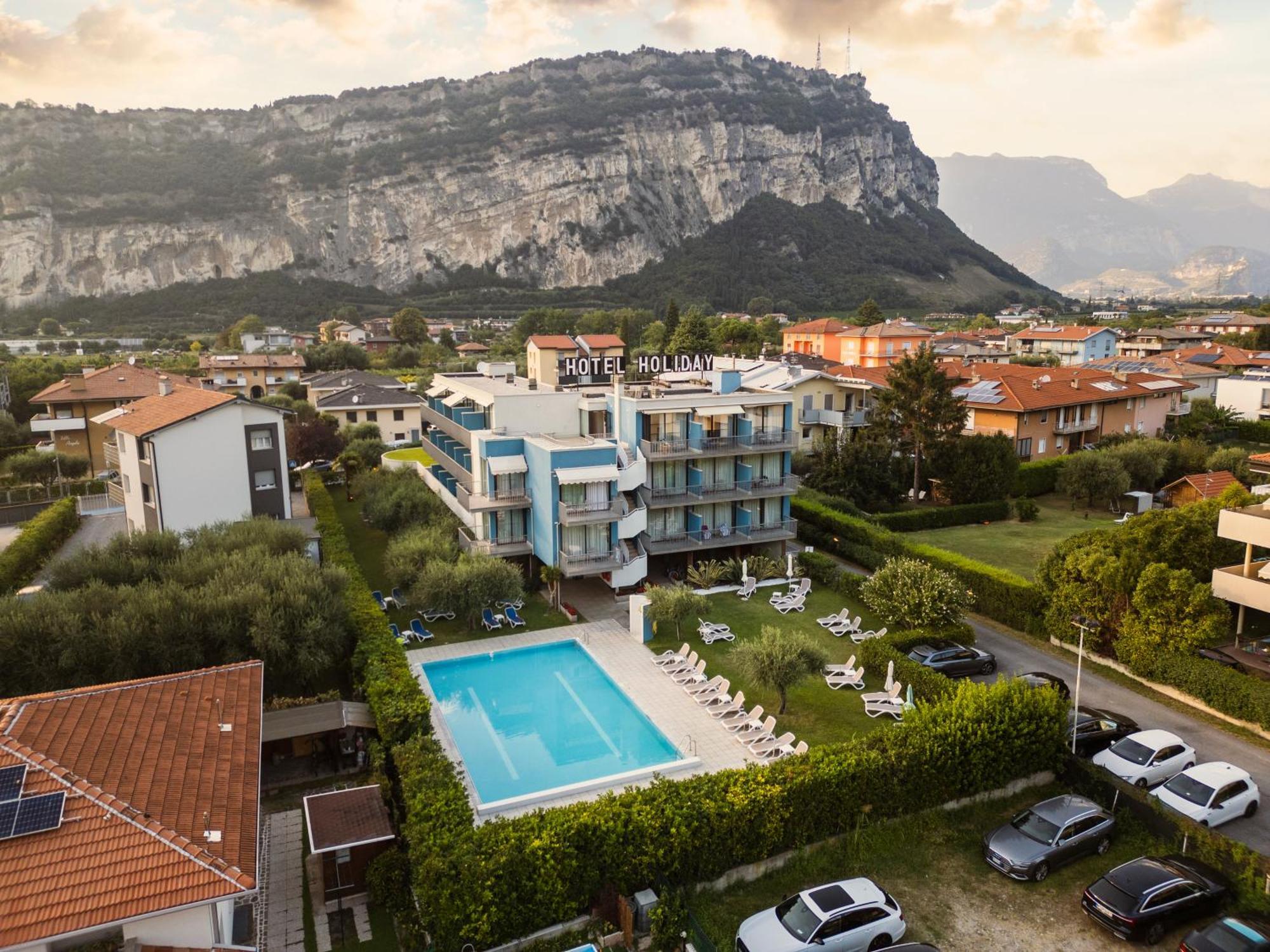 Hotel Holiday Sport & Relax Torbole Sul Garda Esterno foto