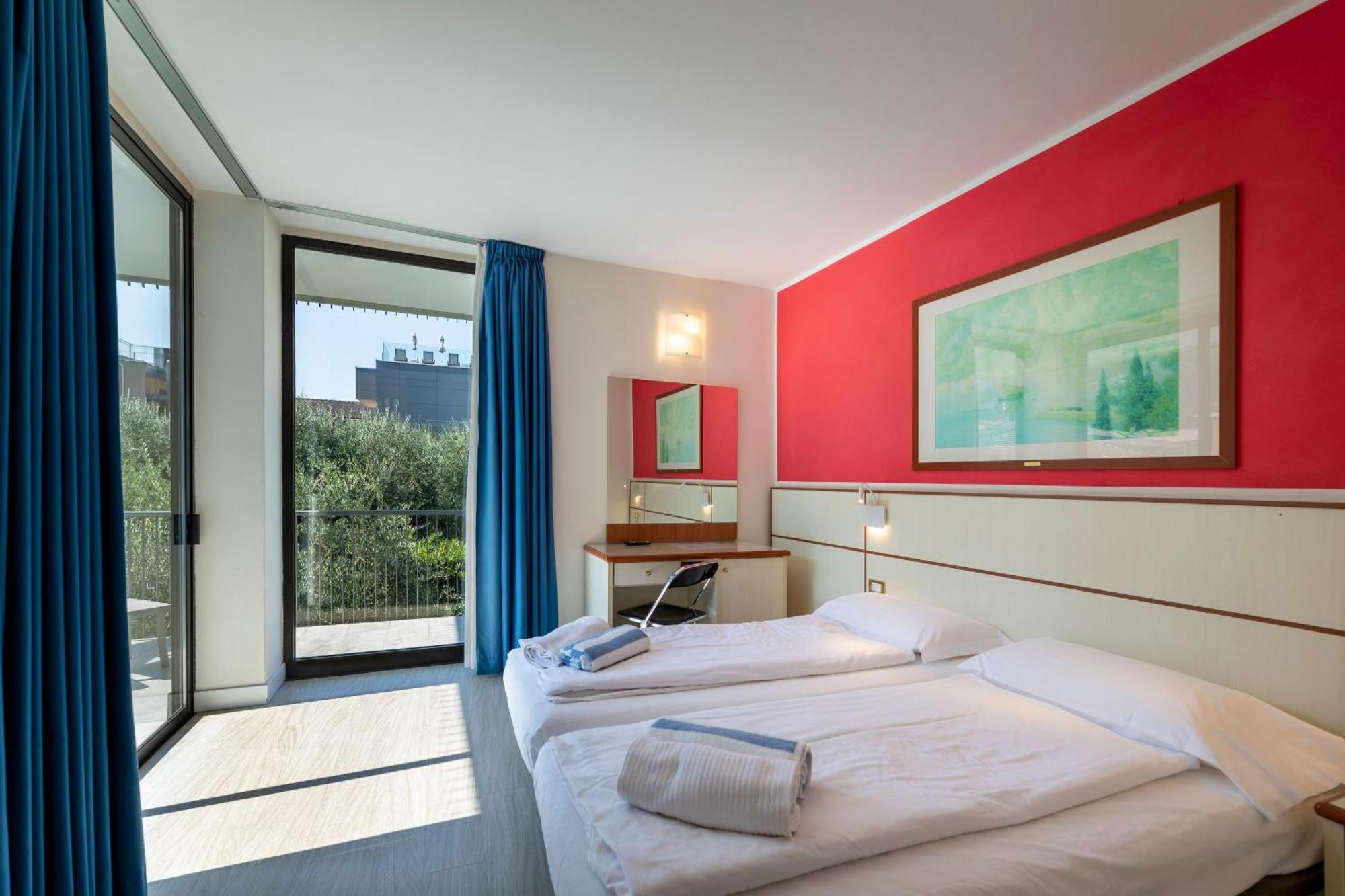 Hotel Holiday Sport & Relax Torbole Sul Garda Esterno foto