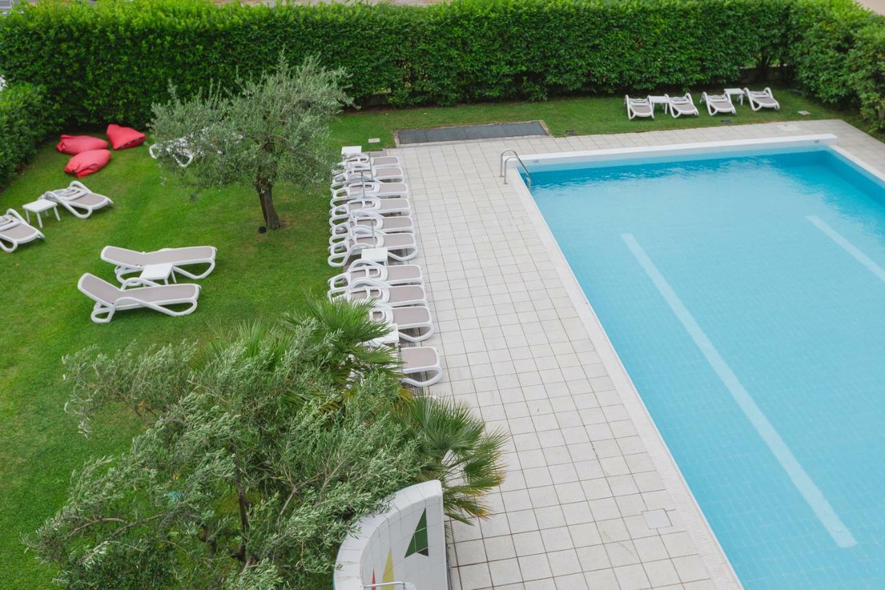 Hotel Holiday Sport & Relax Torbole Sul Garda Esterno foto